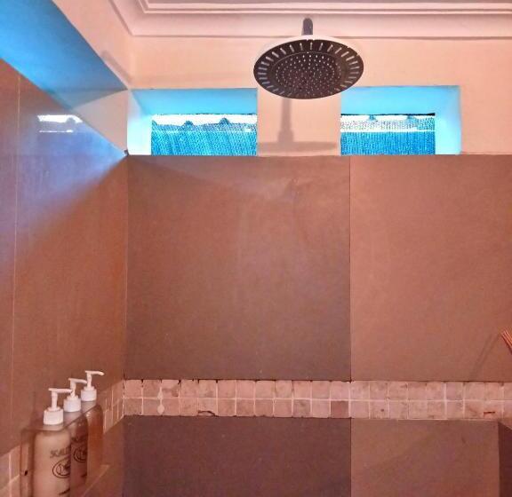 منتجع Scallywags Beach Club