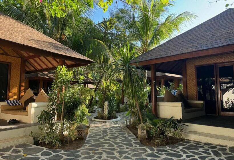 منتجع Scallywags Beach Club