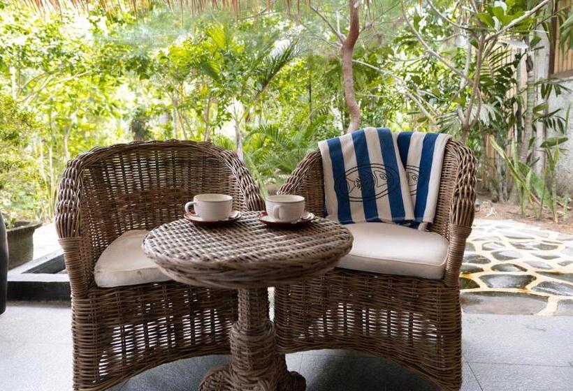 منتجع Scallywags Beach Club