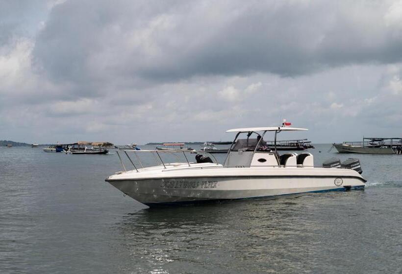 منتجع Scallywags Beach Club