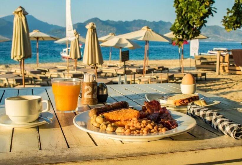 منتجع Scallywags Beach Club