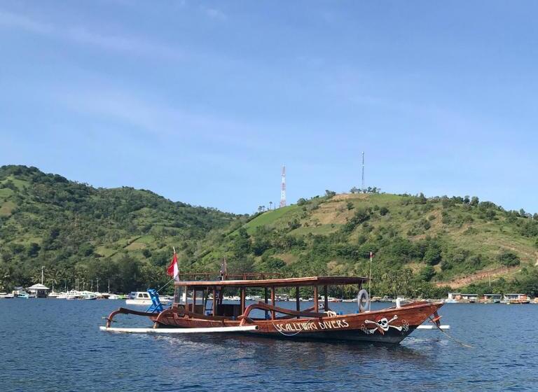 منتجع Scallywags Beach Club