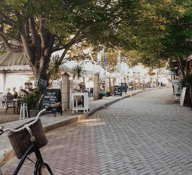 منتجع Scallywags Beach Club