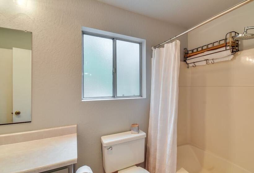 Arnold Cabin W/ Hot Tub & Community Lake Access!