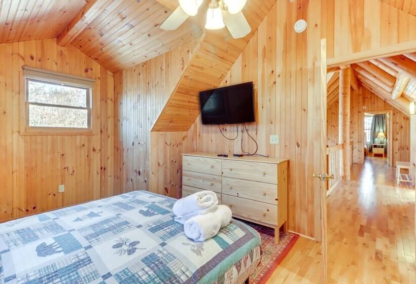 Private Hot Tub & Fire Pit: Log Cabin In Blakeslee