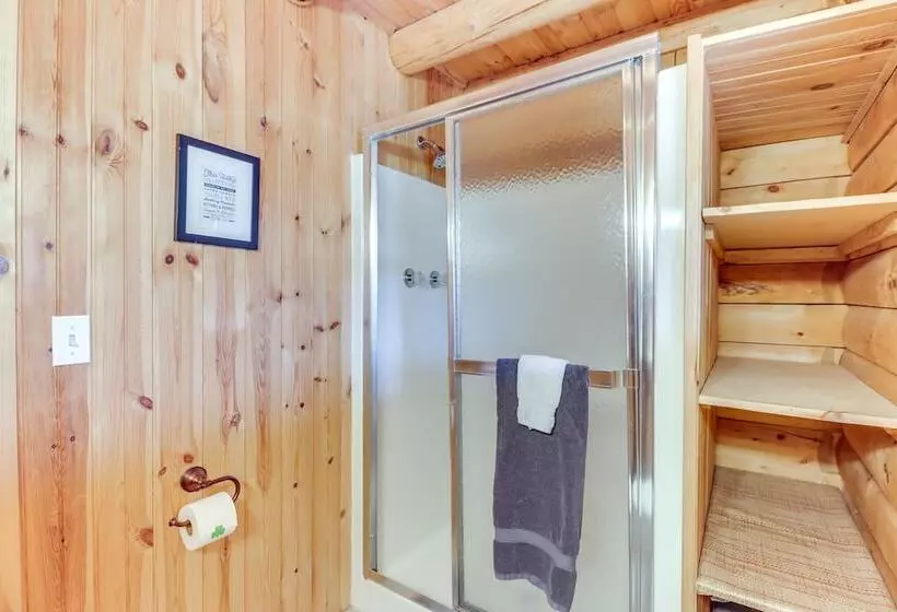 Private Hot Tub & Fire Pit: Log Cabin In Blakeslee
