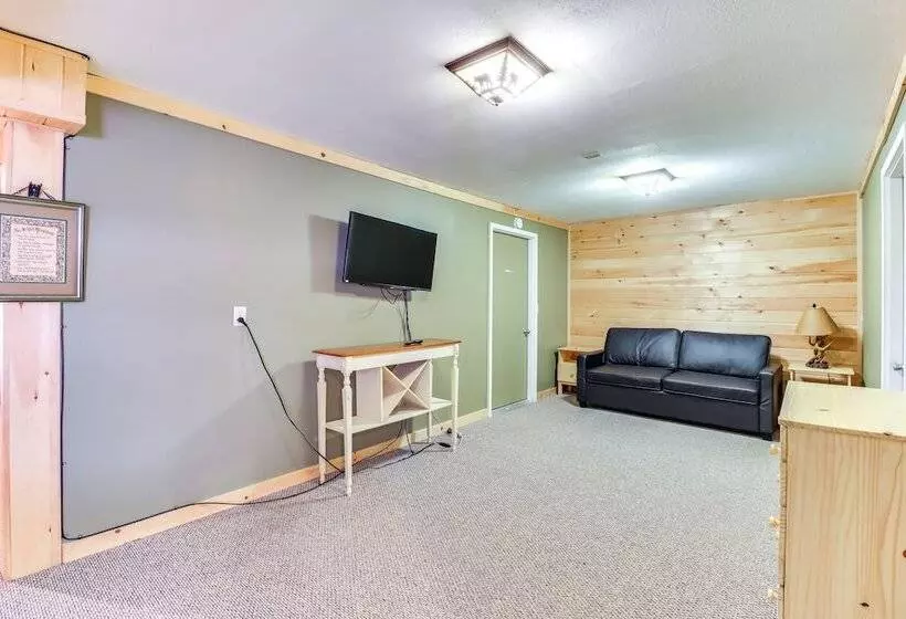 Private Hot Tub & Fire Pit: Log Cabin In Blakeslee