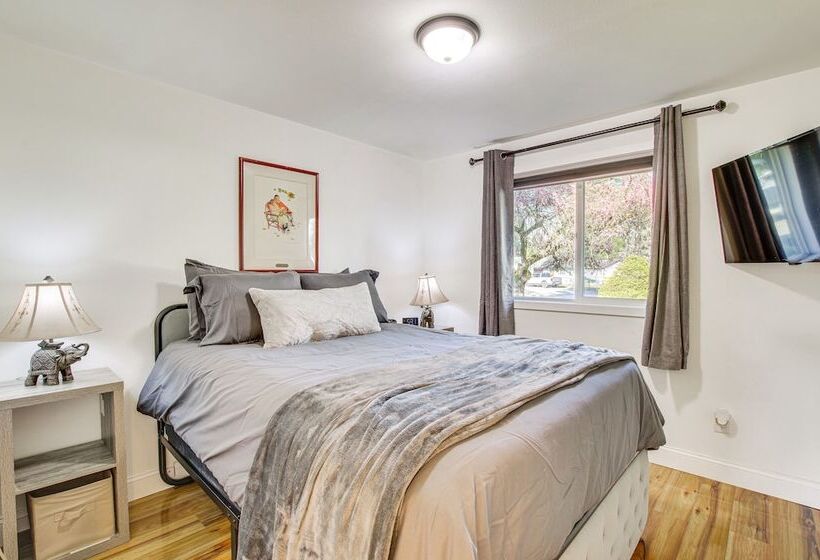 Charming Arlington Home W/ Hot Tub & Fenced Yard!