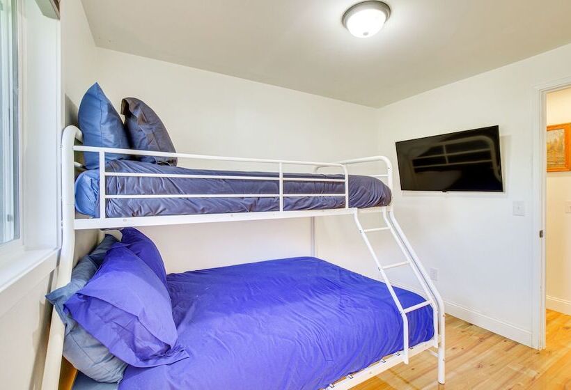 Charming Arlington Home W/ Hot Tub & Fenced Yard!