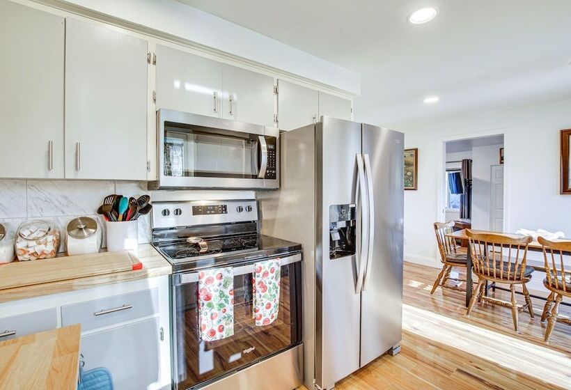 Charming Arlington Home W/ Hot Tub & Fenced Yard!