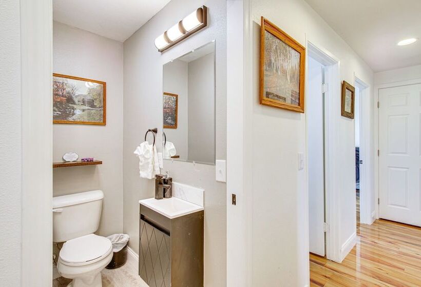 Charming Arlington Home W/ Hot Tub & Fenced Yard!