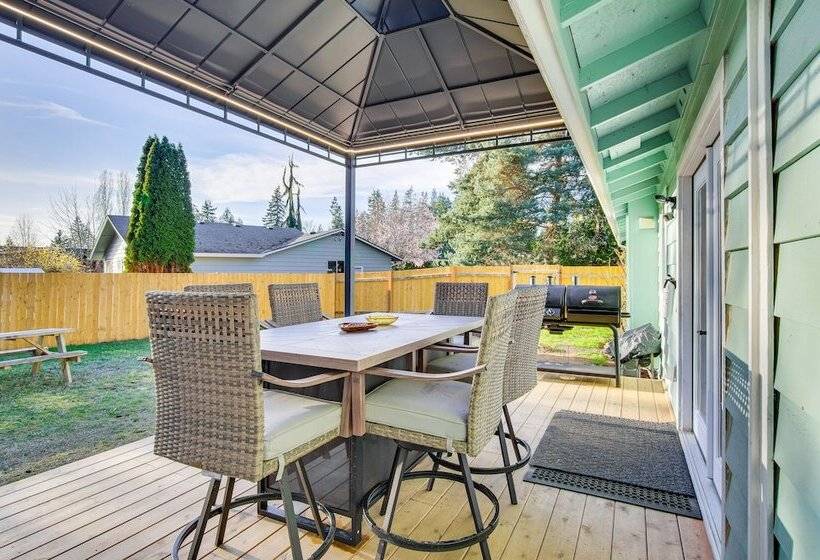 Charming Arlington Home W/ Hot Tub & Fenced Yard!