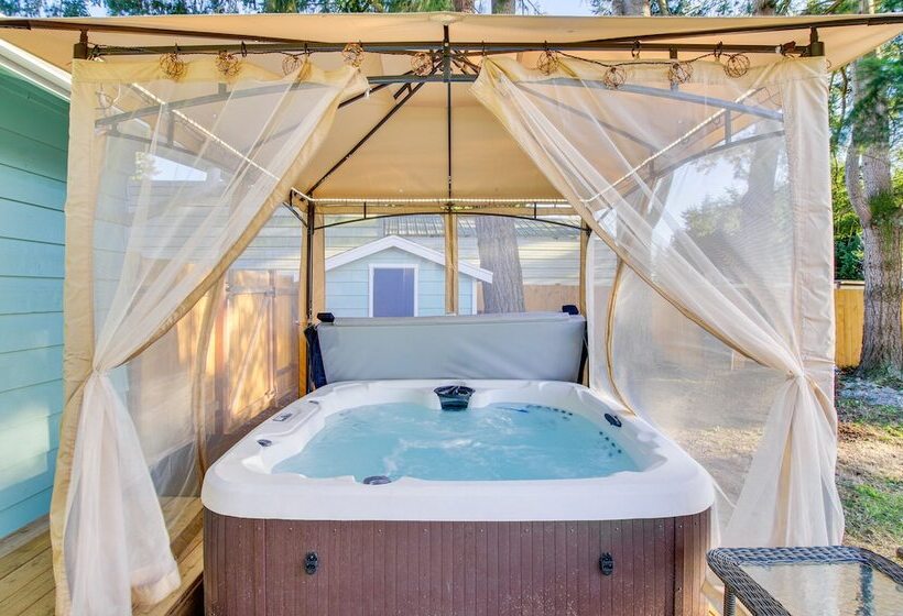 Charming Arlington Home W/ Hot Tub & Fenced Yard!