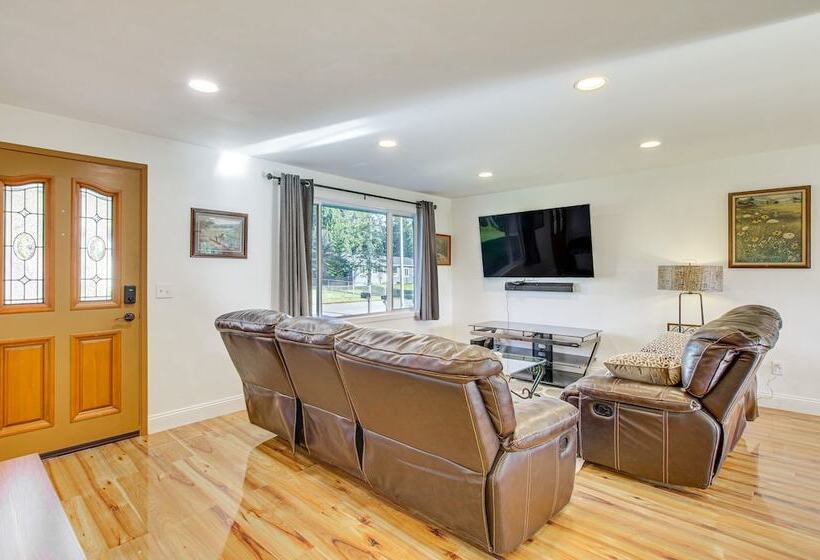 Charming Arlington Home W/ Hot Tub & Fenced Yard!