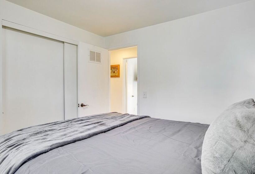 Charming Arlington Home W/ Hot Tub & Fenced Yard!