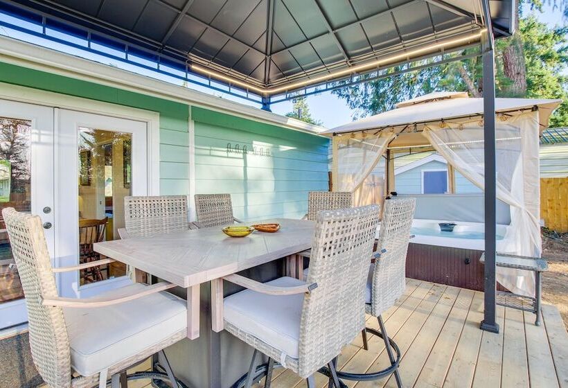 Charming Arlington Home W/ Hot Tub & Fenced Yard!