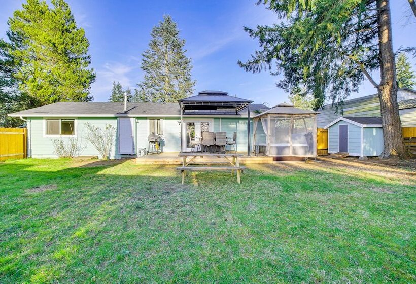 Charming Arlington Home W/ Hot Tub & Fenced Yard!