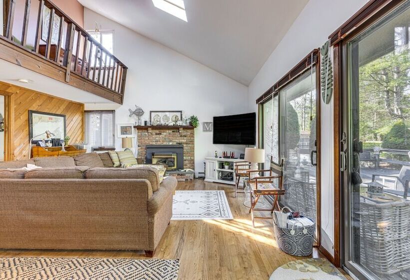 East Hampton Home W/ Hot Tub & Seasonal Pool!