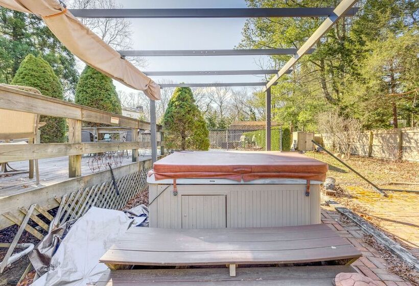 East Hampton Home W/ Hot Tub & Seasonal Pool!