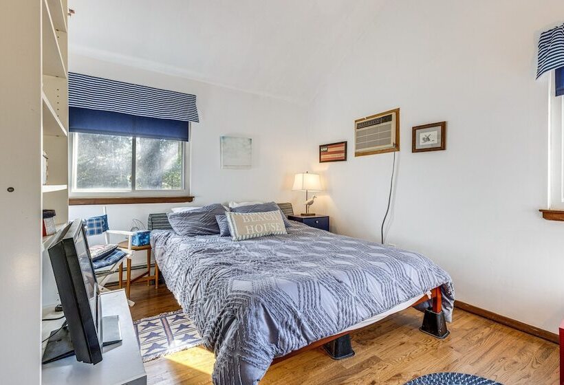 East Hampton Home W/ Hot Tub & Seasonal Pool!