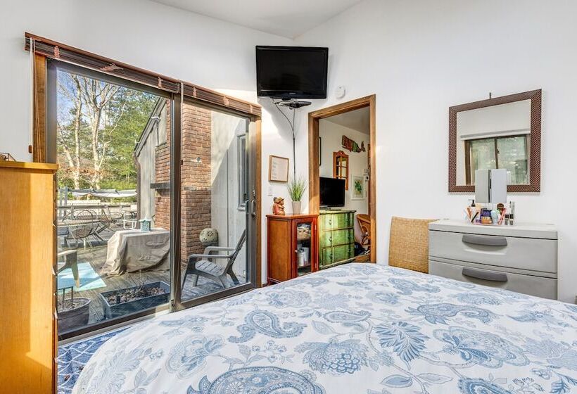 East Hampton Home W/ Hot Tub & Seasonal Pool!