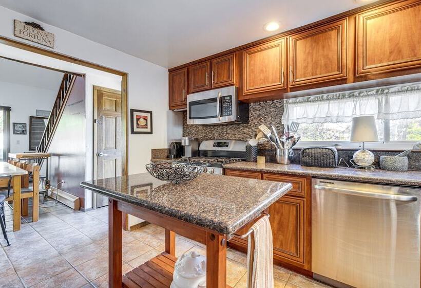 East Hampton Home W/ Hot Tub & Seasonal Pool!