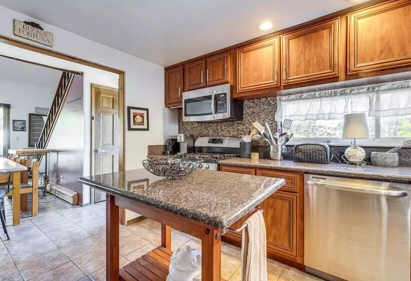 East Hampton Home W/ Hot Tub & Seasonal Pool!