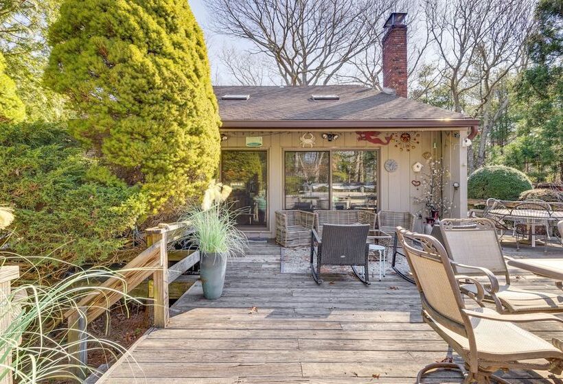 East Hampton Home W/ Hot Tub & Seasonal Pool!