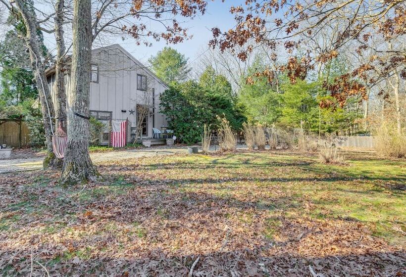 East Hampton Home W/ Hot Tub & Seasonal Pool!