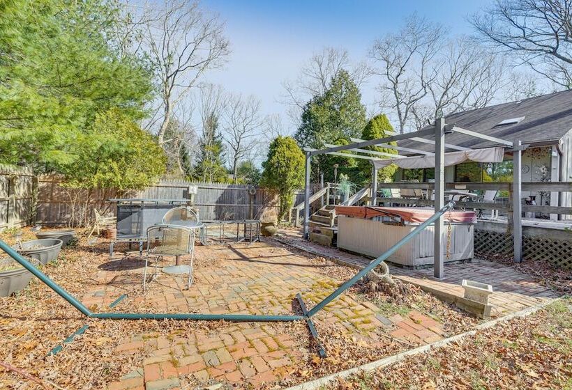 East Hampton Home W/ Hot Tub & Seasonal Pool!