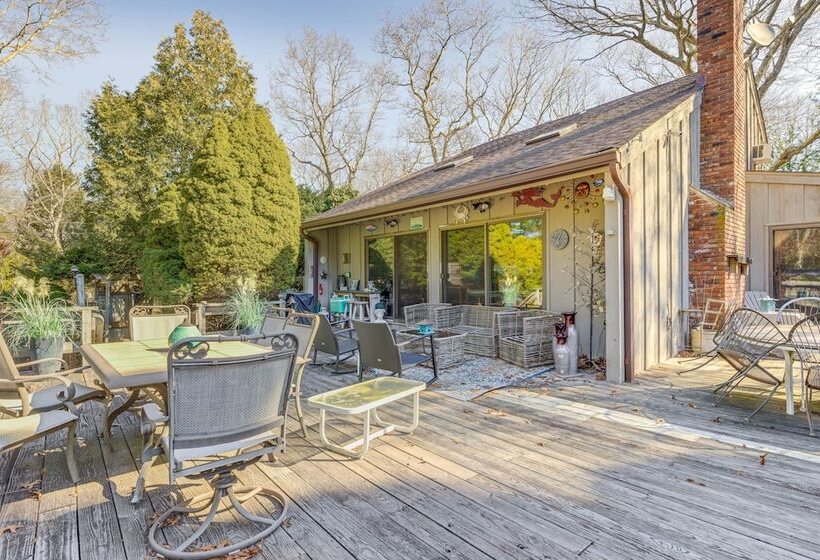 East Hampton Home W/ Hot Tub & Seasonal Pool!