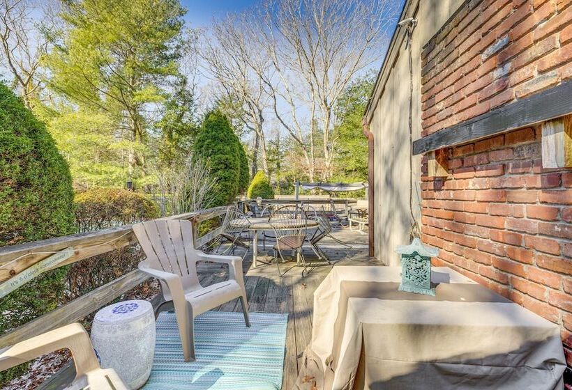 East Hampton Home W/ Hot Tub & Seasonal Pool!