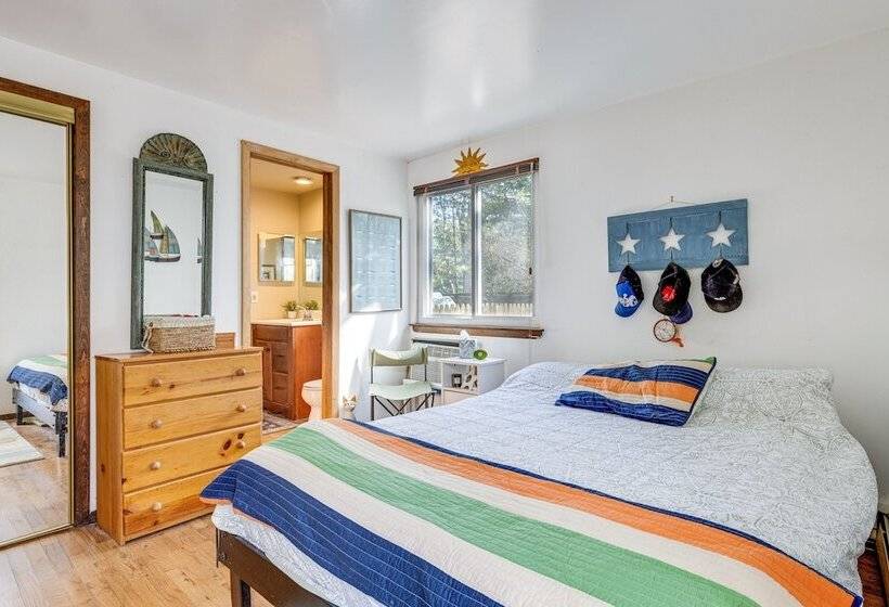 East Hampton Home W/ Hot Tub & Seasonal Pool!