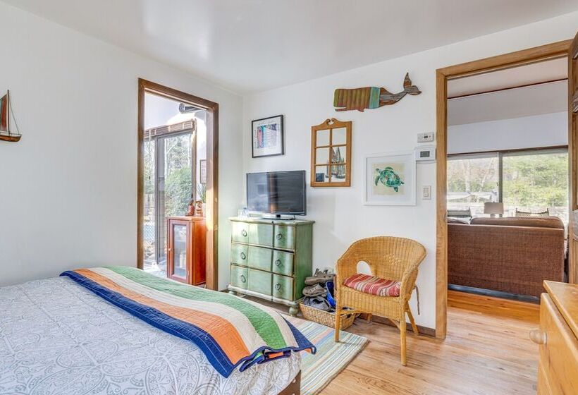 East Hampton Home W/ Hot Tub & Seasonal Pool!