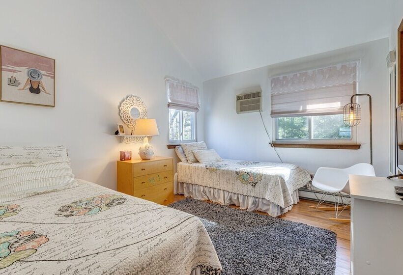 East Hampton Home W/ Hot Tub & Seasonal Pool!