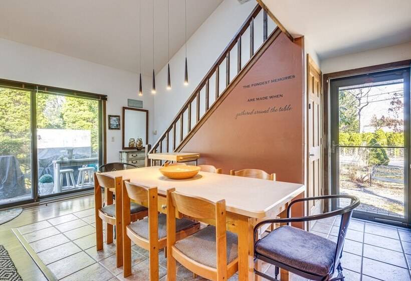 East Hampton Home W/ Hot Tub & Seasonal Pool!