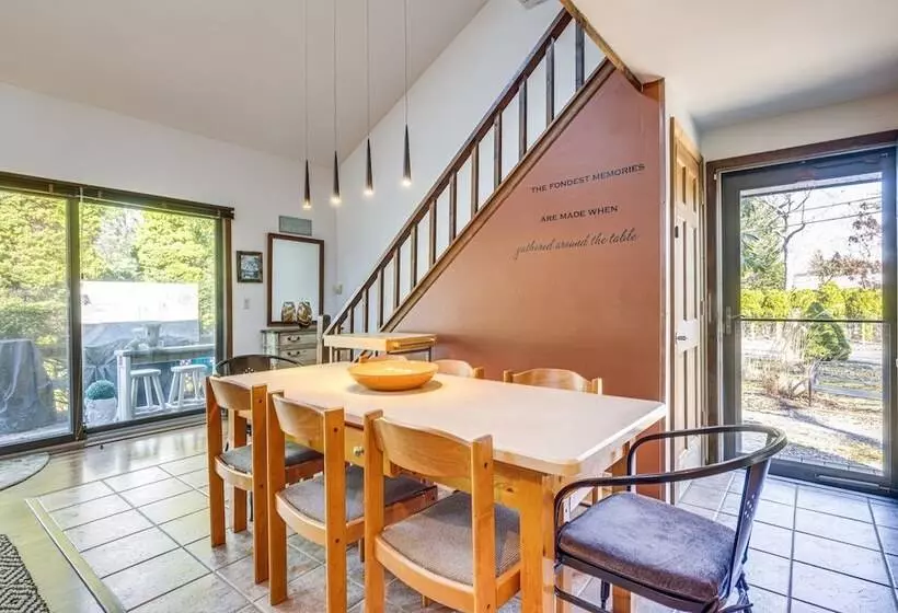 East Hampton Home W/ Hot Tub & Seasonal Pool!