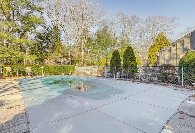 East Hampton Home W/ Hot Tub & Seasonal Pool!