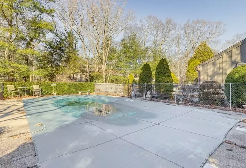 East Hampton Home W/ Hot Tub & Seasonal Pool!