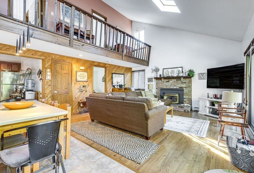 East Hampton Home W/ Hot Tub & Seasonal Pool!