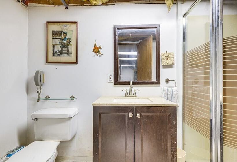 East Hampton Home W/ Hot Tub & Seasonal Pool!