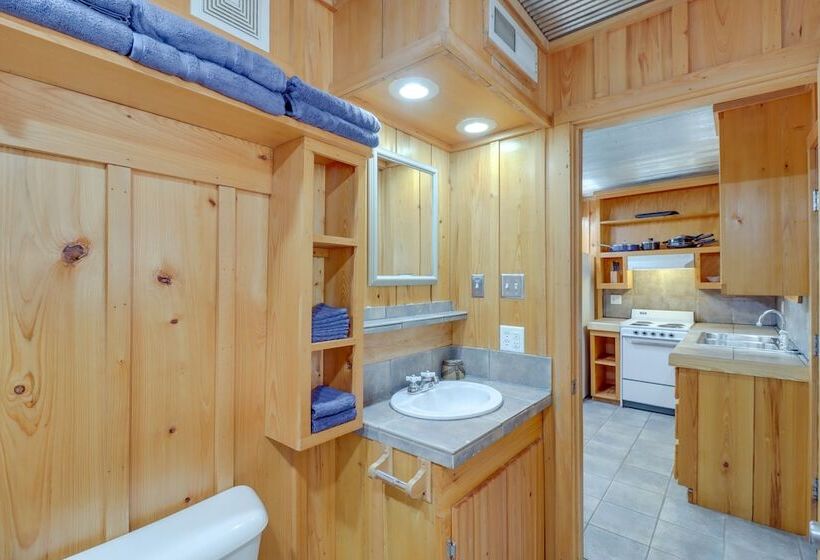 0.5 Mi To Lake: Patio At Heber Springs Cabin!