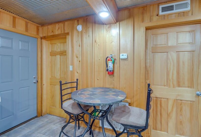0.5 Mi To Lake: Patio At Heber Springs Cabin!