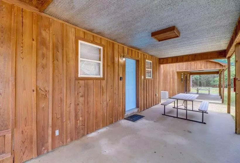 0.5 Mi To Lake: Patio At Heber Springs Cabin!