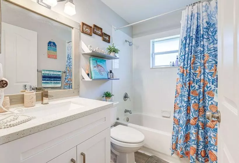 Pet Friendly Fort Pierce Home W/ Pool & Kayaks!