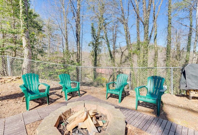 Pet Friendly Hiawassee Cabin W/ Lake Views & Sauna