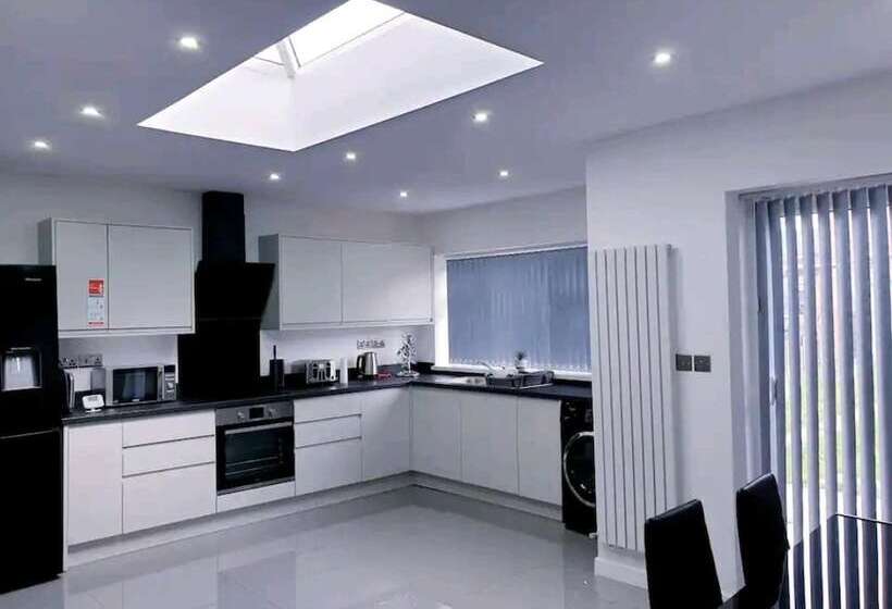 レジデンス Beautiful 3 Bed House In Birmingham