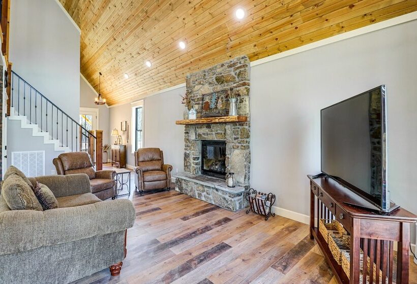 Riverfront Mountain View Cabin W/ Deck & Grill!