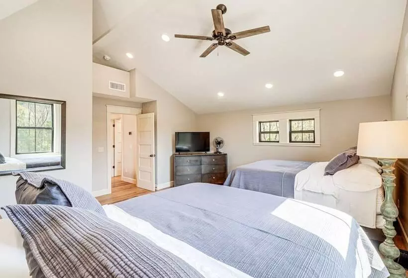 Riverfront Mountain View Cabin W/ Deck & Grill!