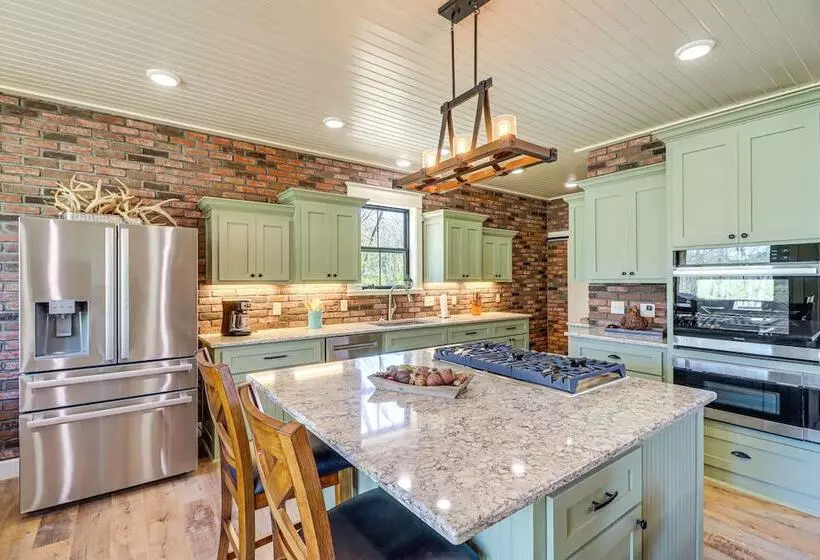 Riverfront Mountain View Cabin W/ Deck & Grill!